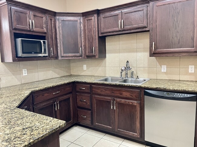 Building Photo - 408 Boggy Creek Dr