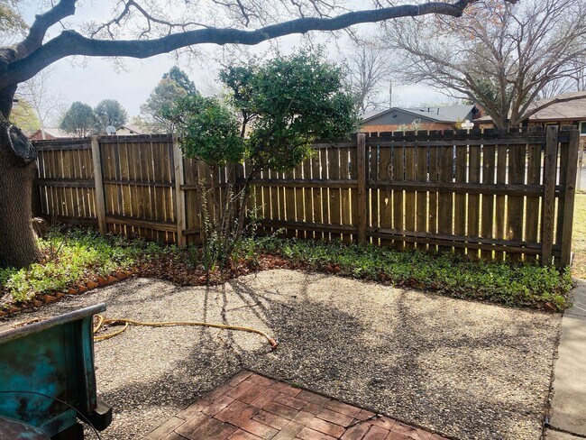 Foto del edificio - Pre leasing- 4 Bed 2 Bath with Sunroom and...