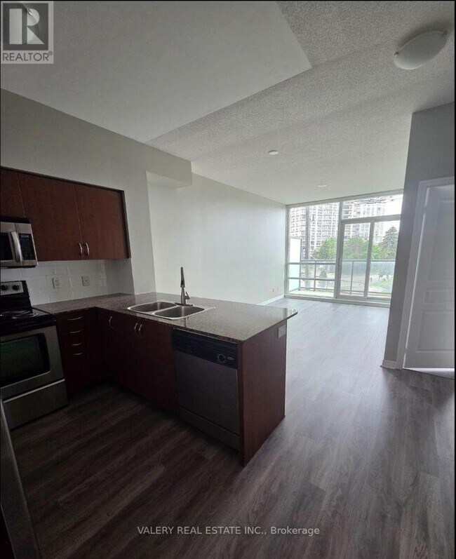 Photo du bâtiment - 2240 Lake Shore Blvd W