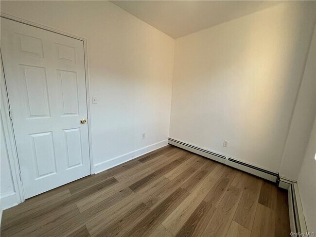 Foto del edificio - 987 Hegeman Ave