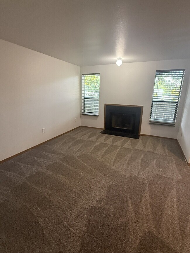 Building Photo - 2 Bedroom, 3 Bathroom Townhome Available for Immediate Move In