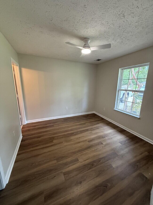 Foto del edificio - Charming 3-Bedroom Bloomingdale Retreat on over 1 acre!