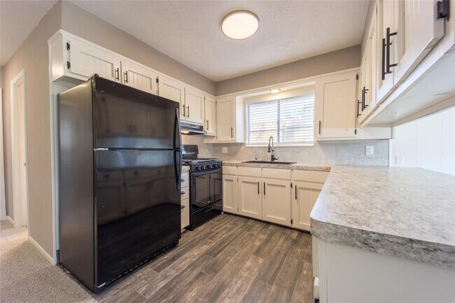 Building Photo - 17411 Strack Dr