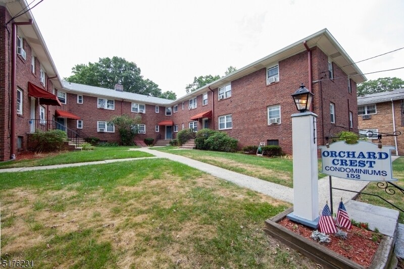 Primary Photo - 152 Belleville Ave