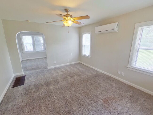 Building Photo - 354 N Fern St