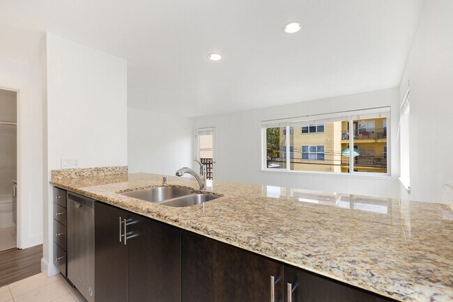 Foto del edificio - Admiral District 1 Bedroom Condo with Laun...