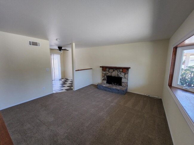 Building Photo - 3 Bedroom 2 Bath Home,