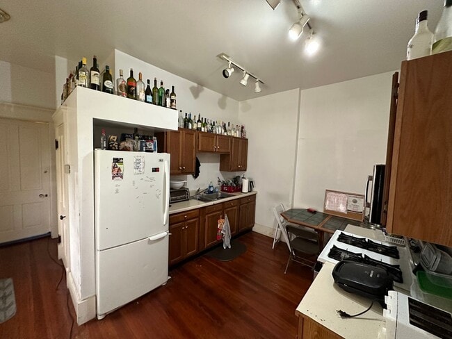 Building Photo - 6 Bedroom House Available Next to UC Campus