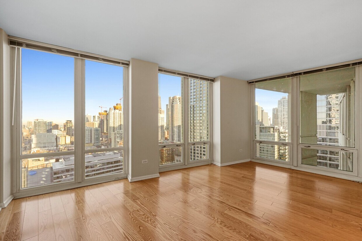 Foto principal - 345 N LaSalle Dr