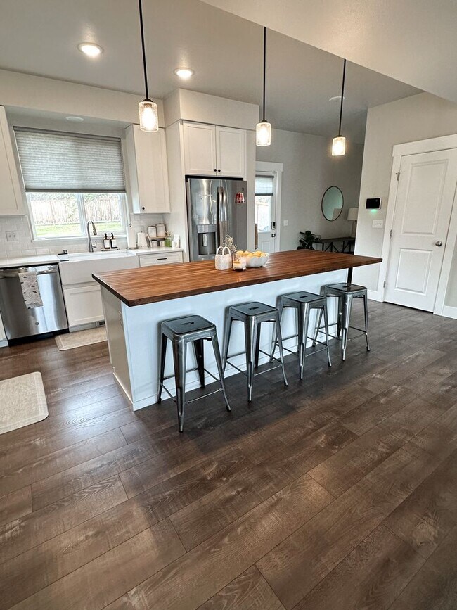 Foto del edificio - MASSIVE, CUSTOM 4B/2.5B Eagle River Home! ...