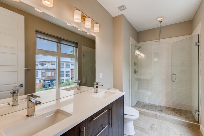 Building Photo - Upscale 3 Bedroom Townhome with Garage Att...