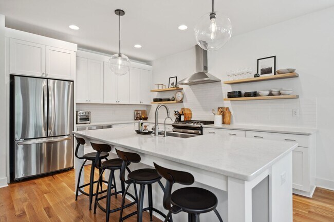 Building Photo - Gorgeous 4 Bedroom House + Bonus Room in B...