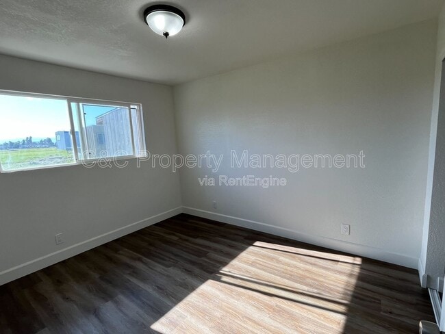 Foto del edificio - 11464 W Larch Rd