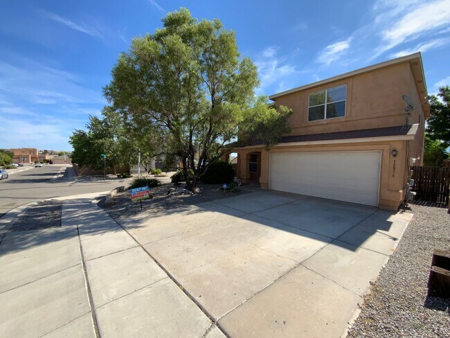 Building Photo - 4 Bedroom Home Available Near Golf Course ...
