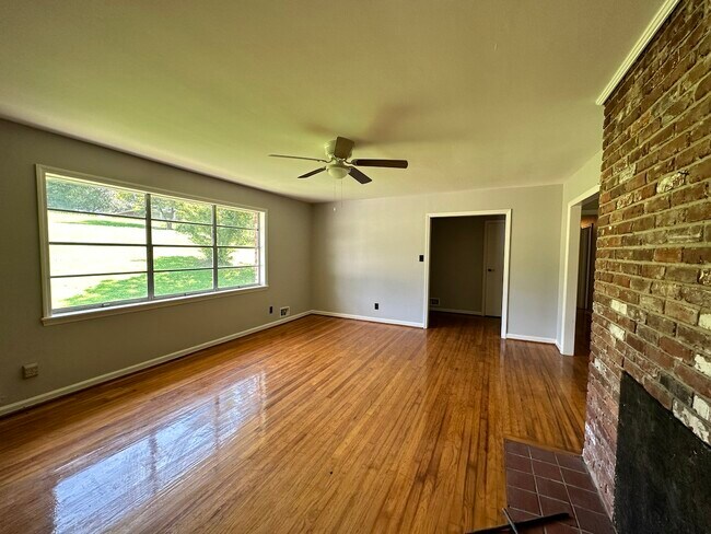 Building Photo - 1006 Riverbend Dr