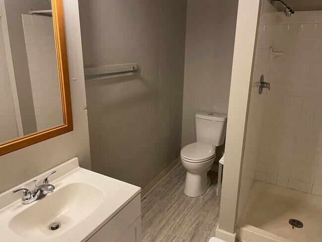 Building Photo - 505 E Graham Pl