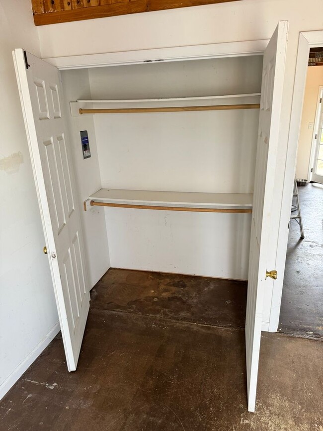 Building Photo - Cute, private, pet friendly 1 BD/ 1 bath h...