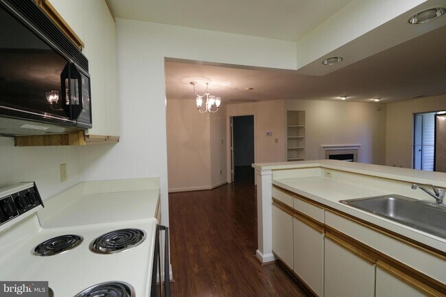 Building Photo - 3301 Sir Thomas Dr