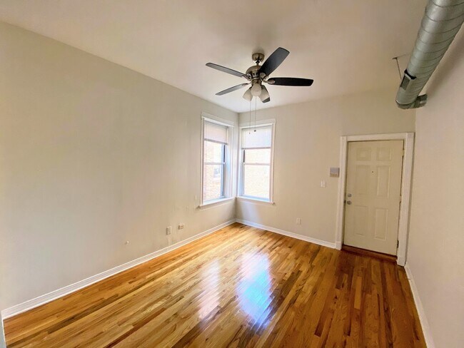 Foto del edificio - 2641 W Augusta Blvd