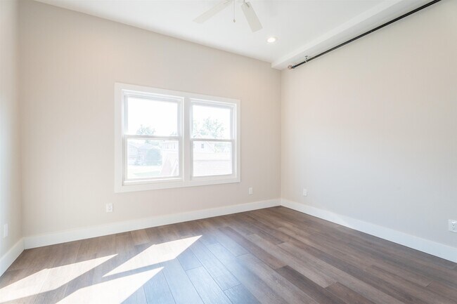 Building Photo - 528 Oak Ave