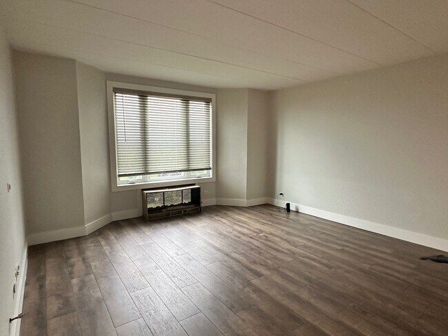 Building Photo - One One Renaissance Pl