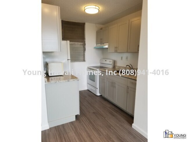 Foto del edificio - Nice Studio unit located behind Puck's Alley and close to UH.  Water &amp; Sewer included.