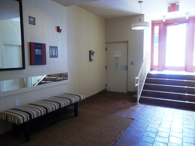Building Photo - Luxurious condo with top of the line appli...