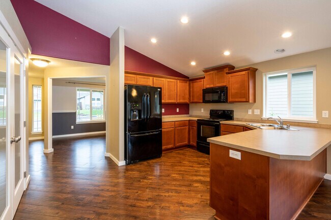 Foto del edificio - 3 Bedroom 2 Bath Single Level with Large F...