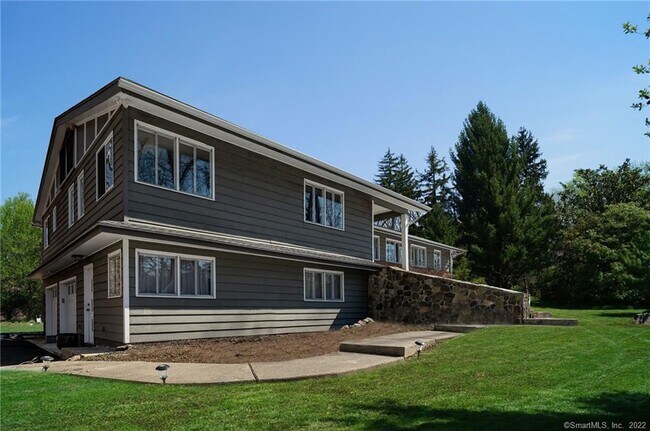 Foto del edificio - 74 Wellington Dr