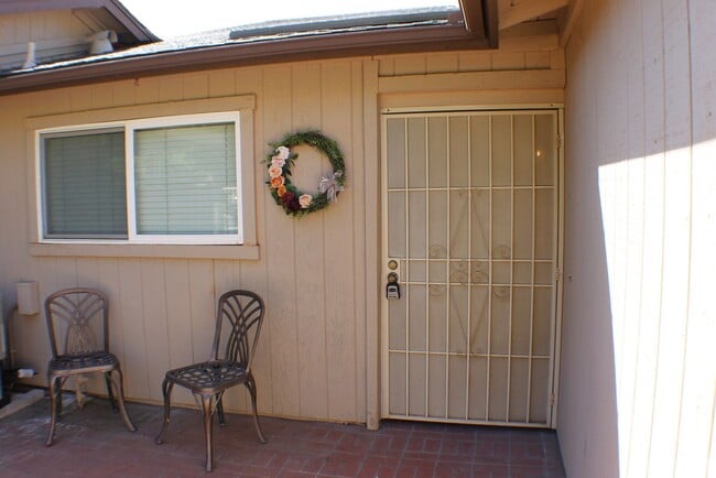 Building Photo - Stunning 3 bed, 2 bath Townhome for Rent.