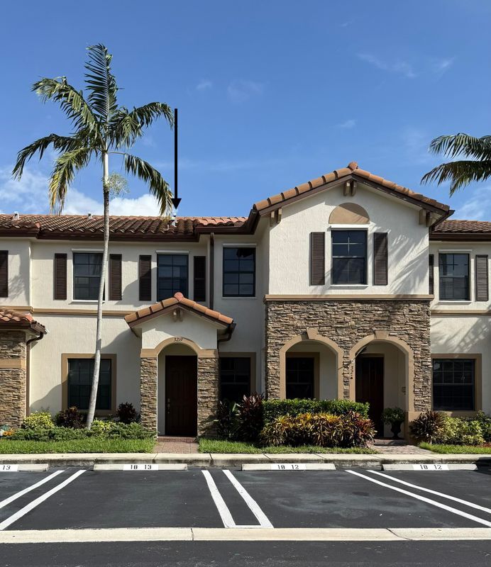 Foto principal - 3219 SE 5th Ct