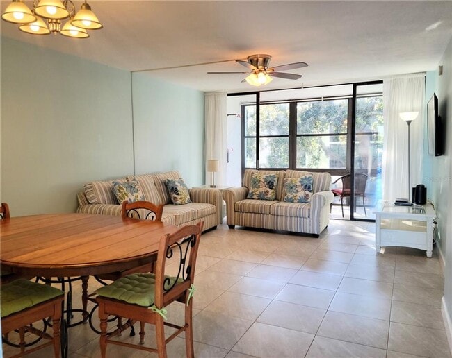 Foto del edificio - 14130 Rosemary Ln