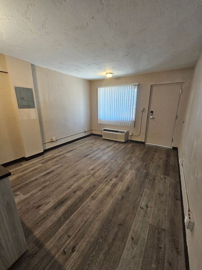 Building Photo - Remodeled Studio Apartments Near Memorial ...