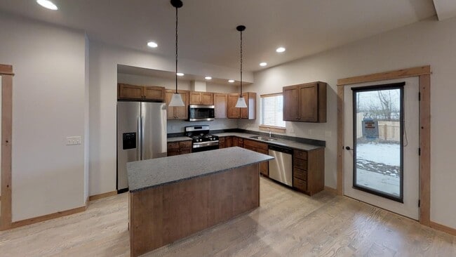 Foto del edificio - Townhome by the Park - Spacious 2 Car Gara...