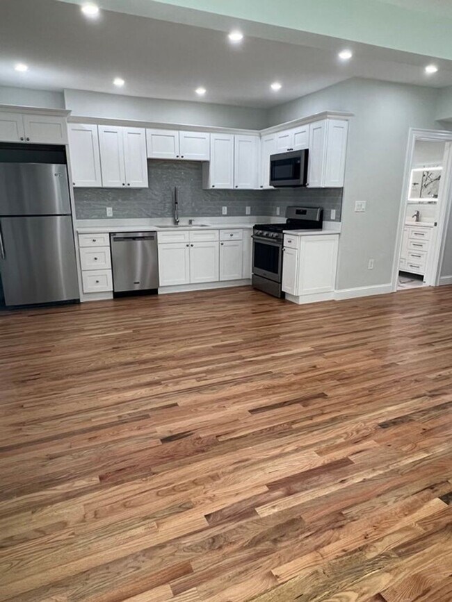 Building Photo - Huge 4 Bed 2 Bath in Dorchester