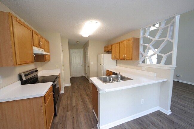 Foto del edificio - NW Raleigh Home w/ Fenced Backyard!
