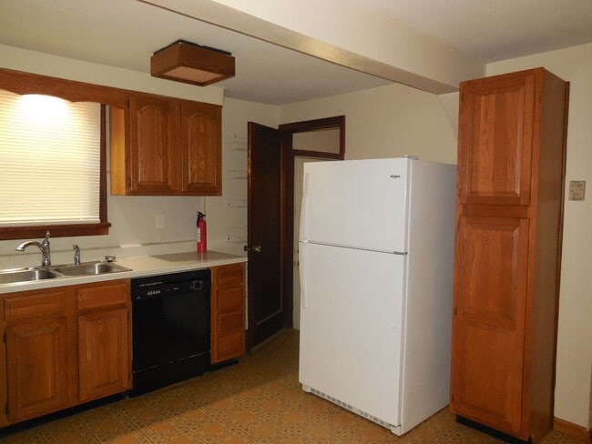 Foto del edificio - Two Bedroom House with Drive Under Garage!