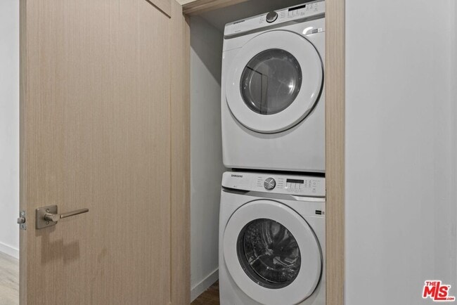 Building Photo - 2449 Beachwood Dr