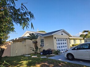 Building Photo - 1800 Pinehurst Dr