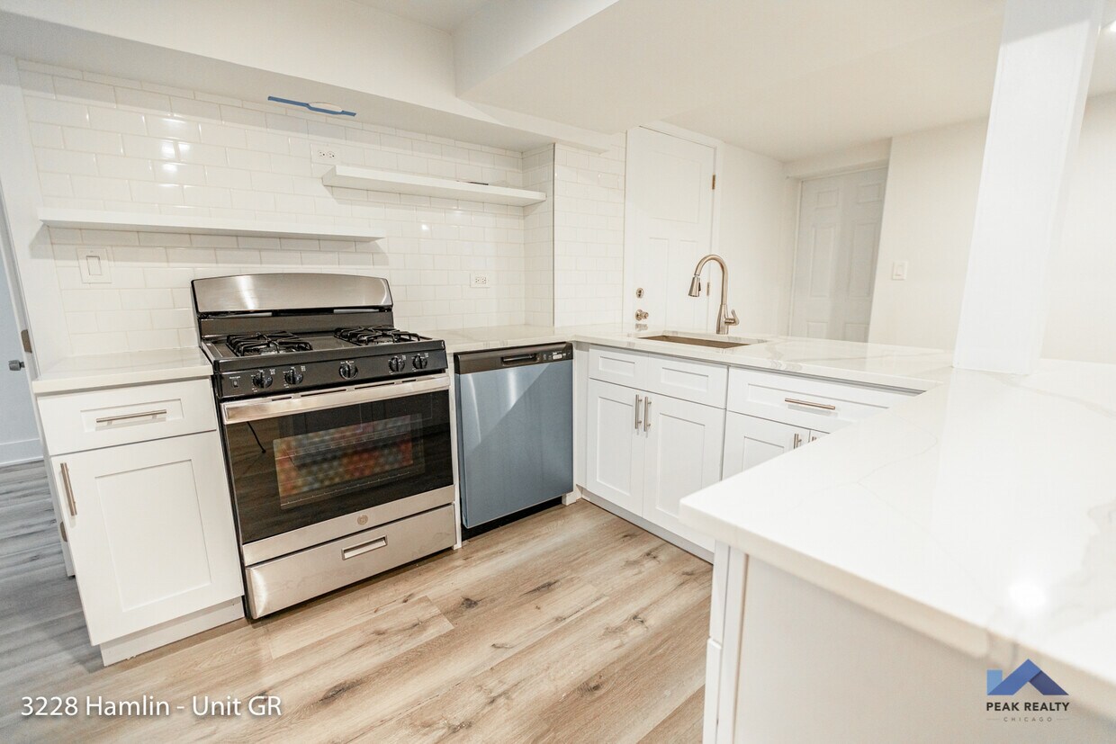 Foto principal - 3228 N Hamlin Ave