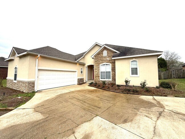 Building Photo - ** 4 Bed 3 Bath located in Deer Creek ** Call our self showing number to schedule a tour 334-366-...
