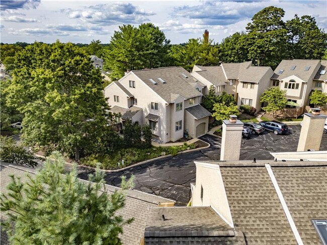 Building Photo - 42 Greythorne Woods Cir