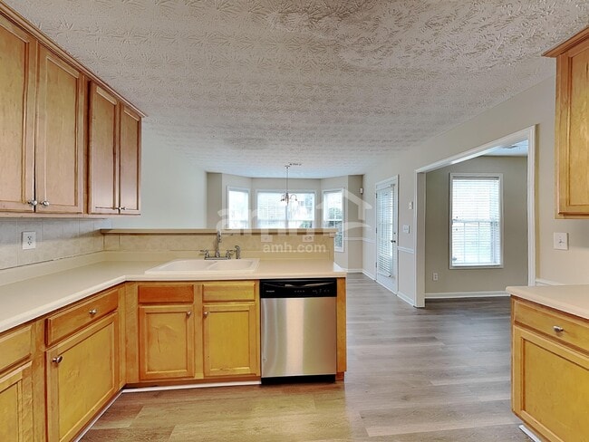 Building Photo - 1302 River Club Dr NE