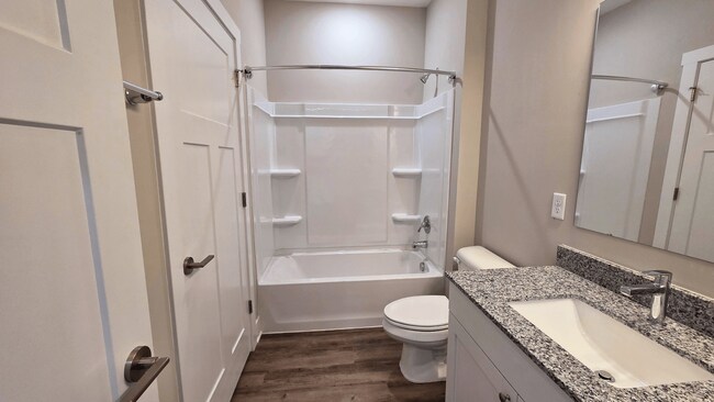 Un baño de un apartamento disponible en Greenwood Commons Apartments en Delaware, Ohio. - Greenwood Commons Apartments