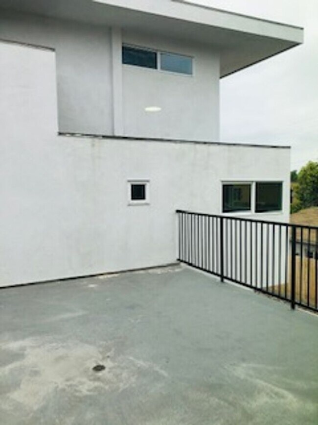 Building Photo - 6823 Amherst St