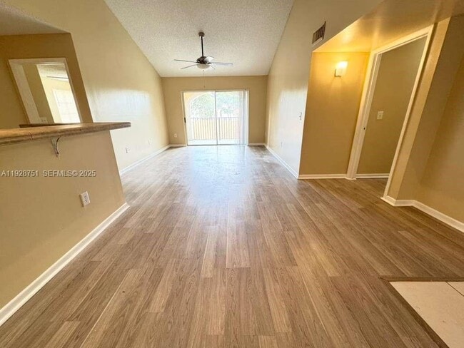 Foto del edificio - 1721 Village Blvd