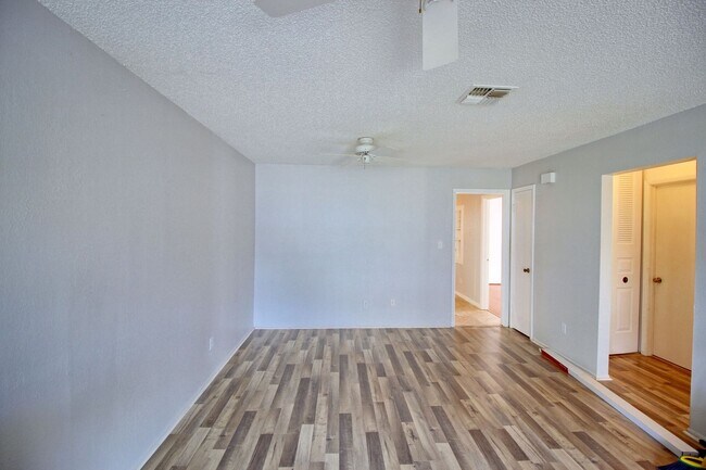 Foto del edificio - 743 Hummingbird Ln