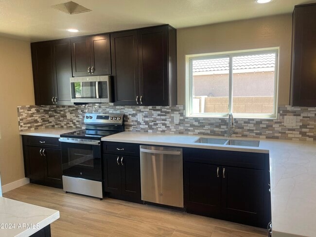 Foto del edificio - 15433 W Mercer Ln