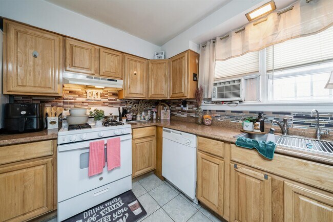 Building Photo - 555 61st St