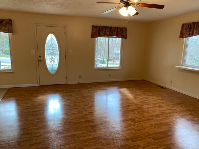 Building Photo - 313 St George Dr